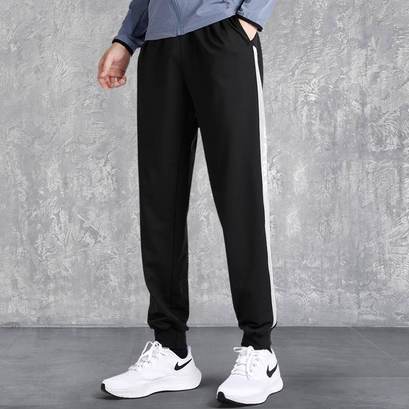 A sports man with long pants, a new summer run with a pin on his feet, and a pair of ice-sweeting pants