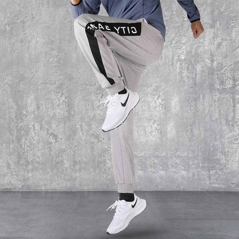 A sports man with long pants, a new summer run with a pin on his feet, and a pair of ice-sweeting pants