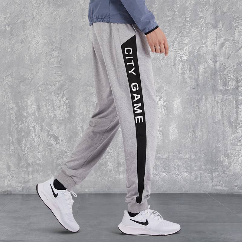 A sports man with long pants, a new summer run with a pin on his feet, and a pair of ice-sweeting pants