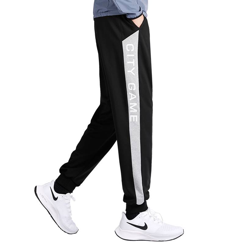 A sports man with long pants, a new summer run with a pin on his feet, and a pair of ice-sweeting pants