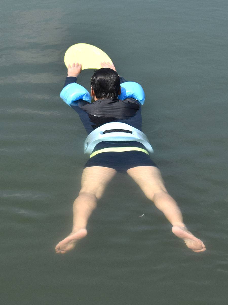 Adult men and girls learn swimming equipment for beginners.