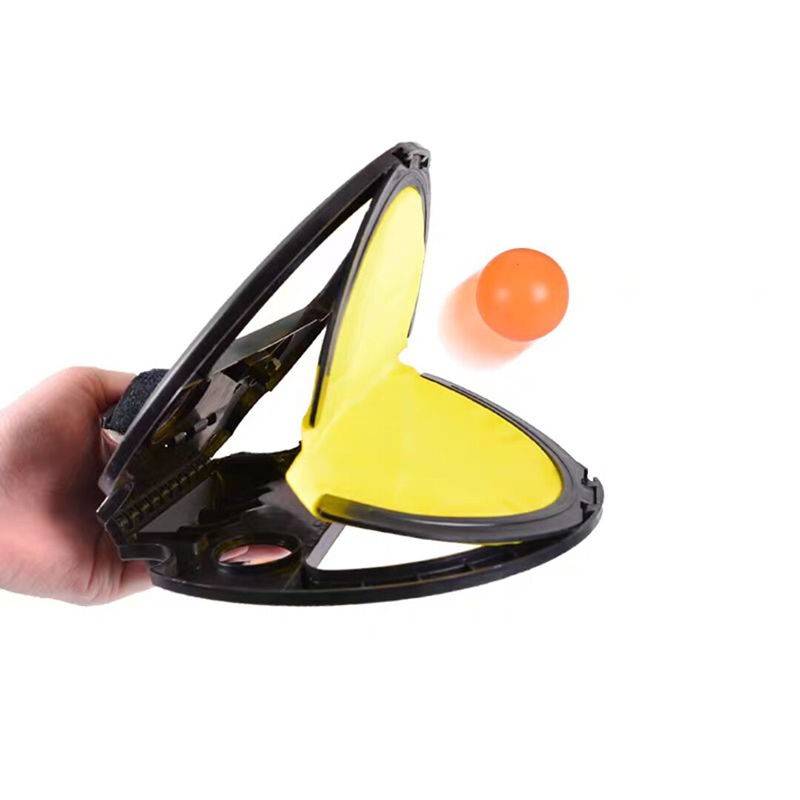 Hand grab the ball and throw the ball funny hand pinching the ball to connect the adult kindergarten outdoor parental movement sense training equipment