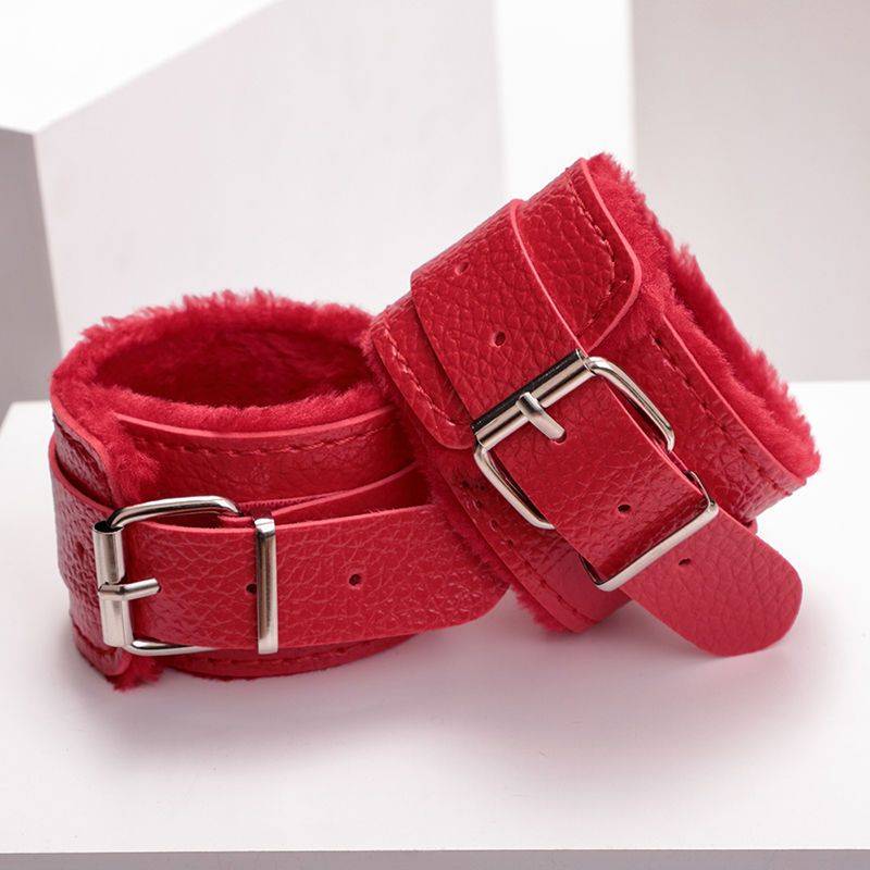 Night does not return to leather props to aggravate the hand -built plush hand torture female couple feet to copy the script and kill the game foot handcuffs