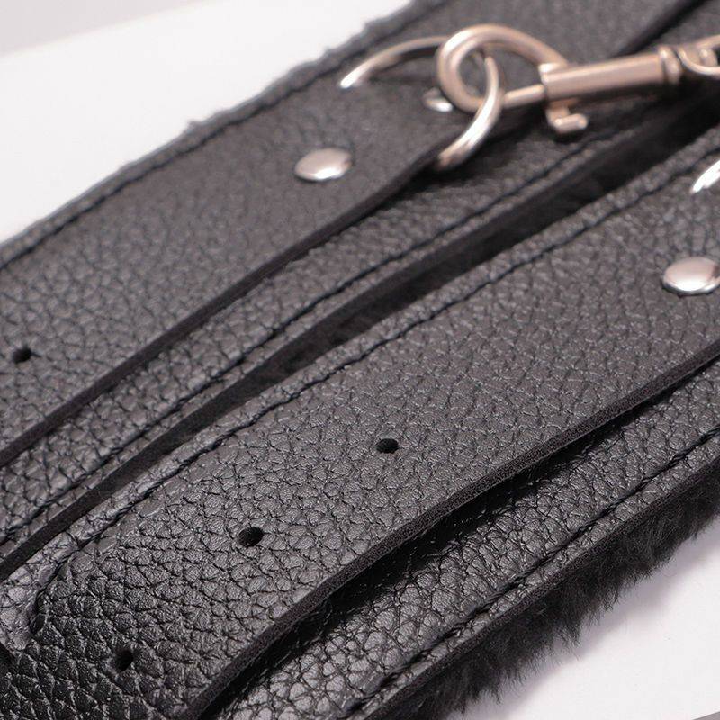 Night does not return to leather props to aggravate the hand -built plush hand torture female couple feet to copy the script and kill the game foot handcuffs
