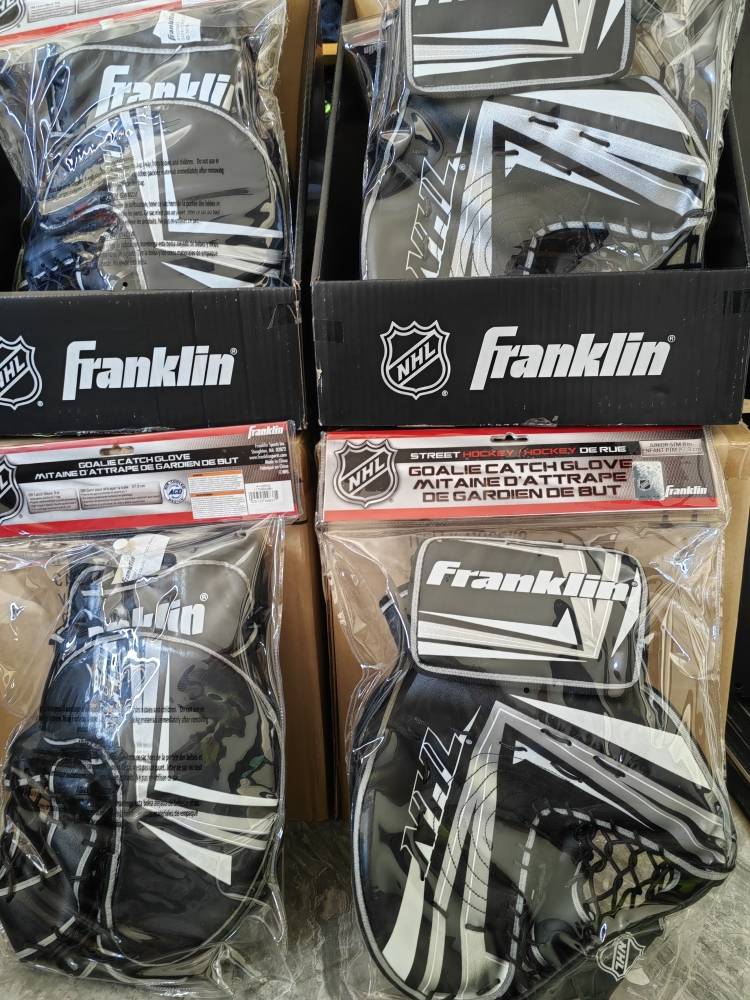 American Ice Hockey Alliance Franklin Sport NHL GC 130JR11 goalkeeper kissing ice hockey gloves