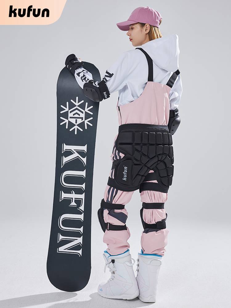 Scrambling ass and knee-protecting gear