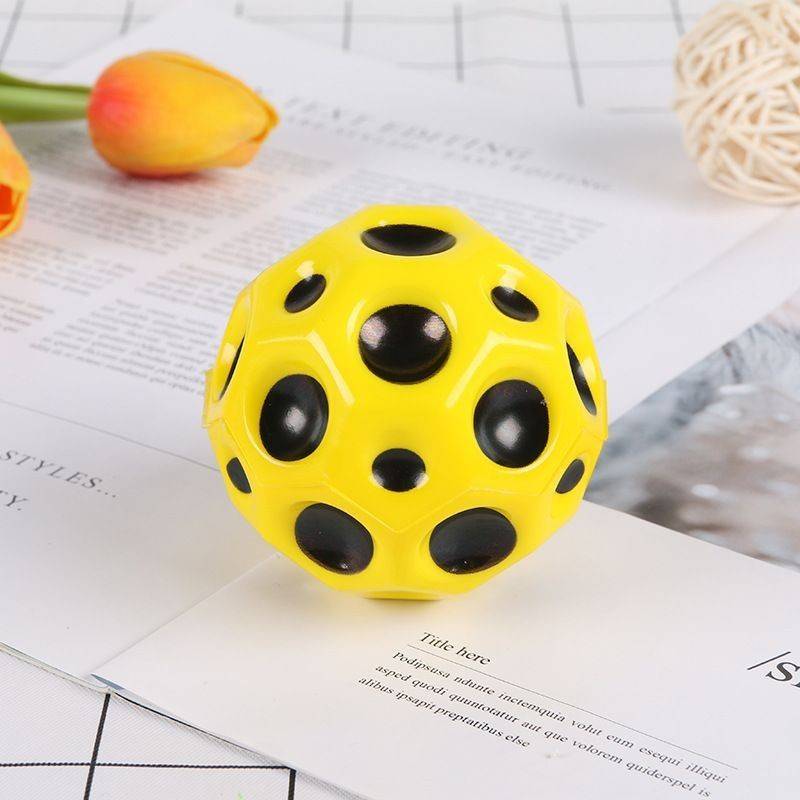 go-golden antigravity moonball high-bulletting children bounced off a toy ball outside