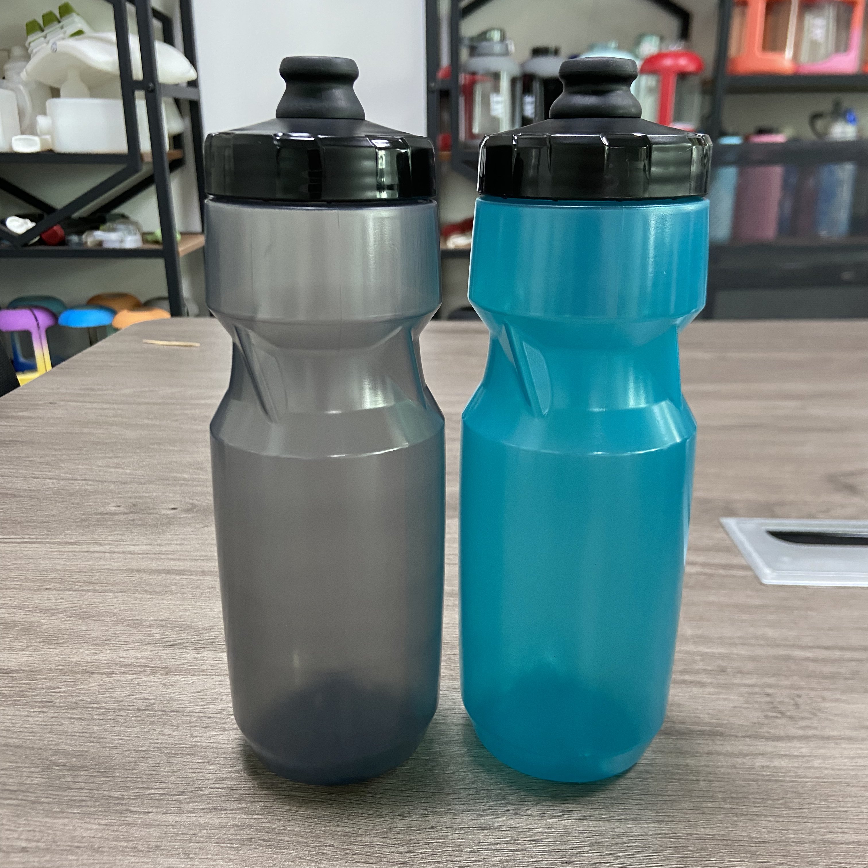 Customized logo large ice hockey squeeze water bottle with pull and push lid for cycling sport clear color
