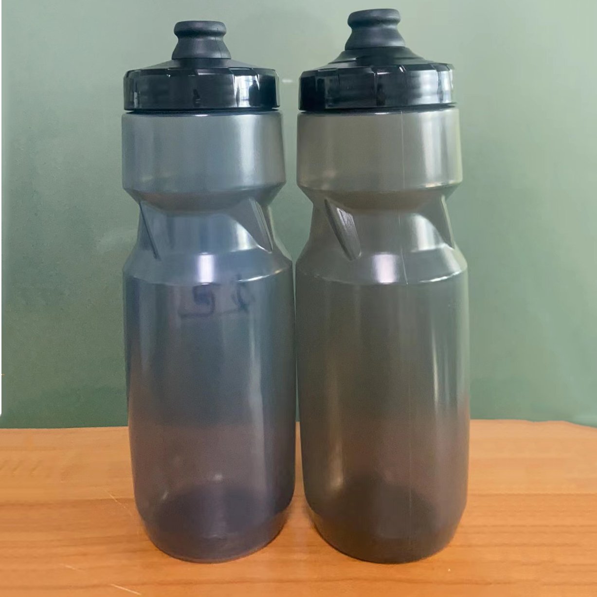 Customized logo large ice hockey squeeze water bottle with pull and push lid for cycling sport clear color