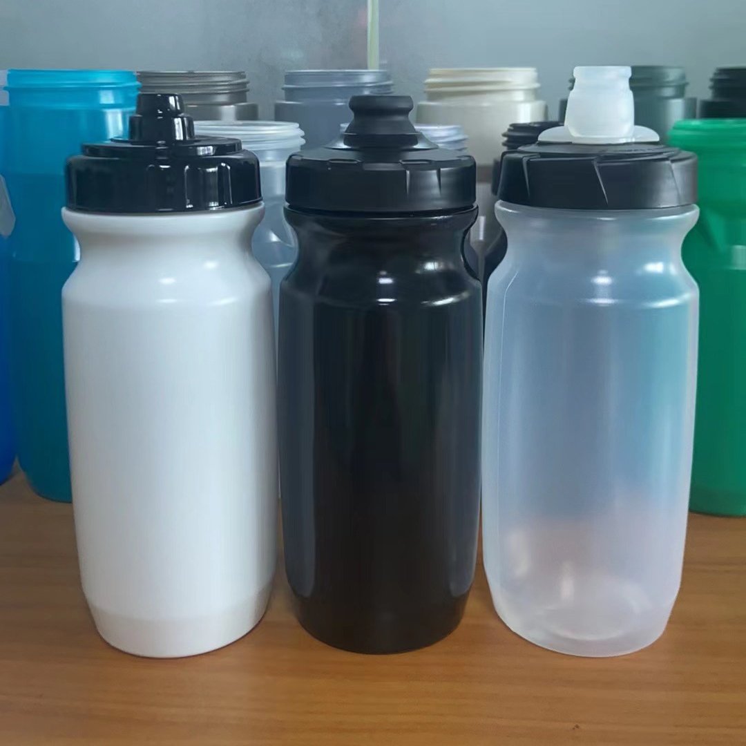 Customized logo large ice hockey squeeze water bottle with pull and push lid for cycling sport clear color