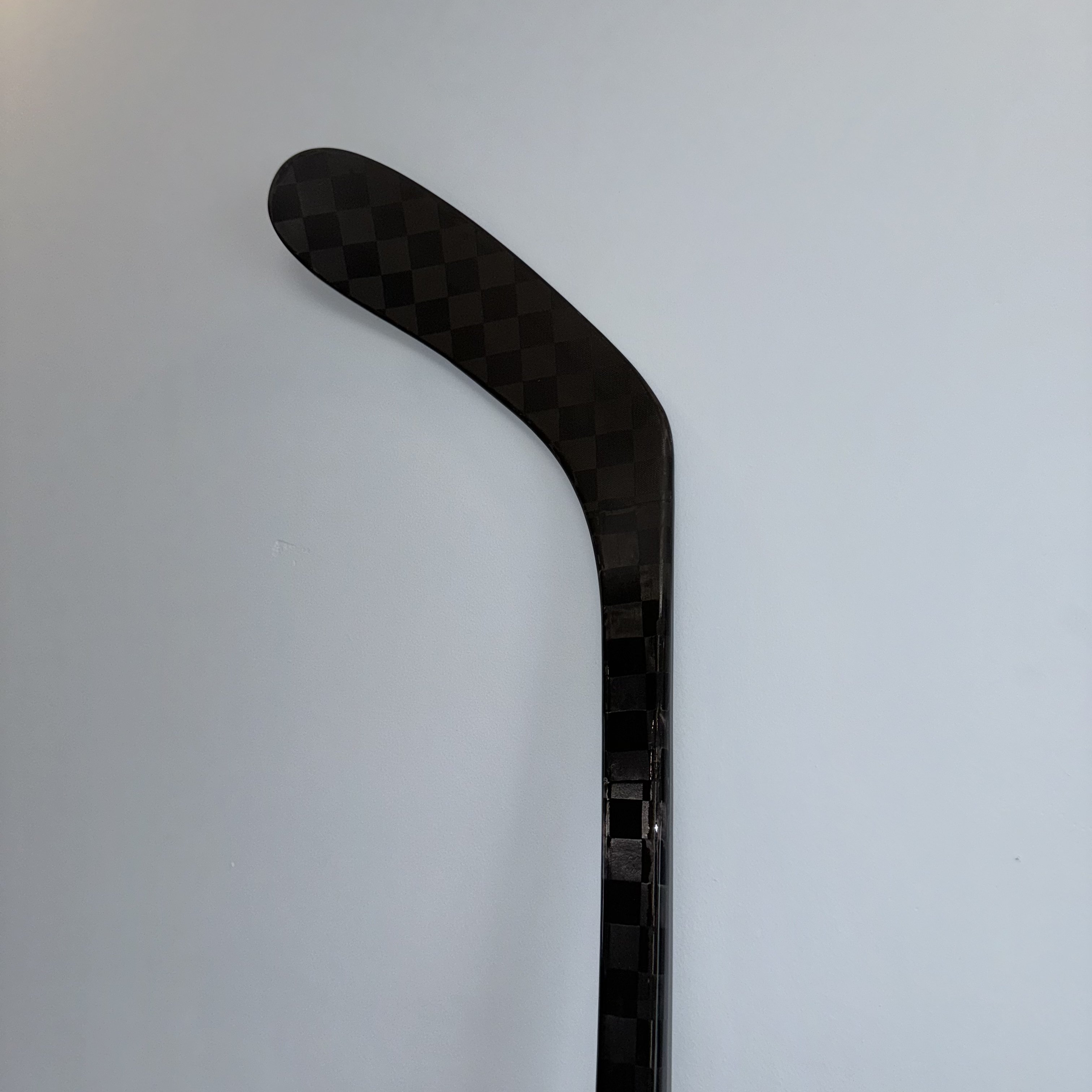 The inline hockey stick with custom graphics is a factory direct sale product made of 100% carbon fiber