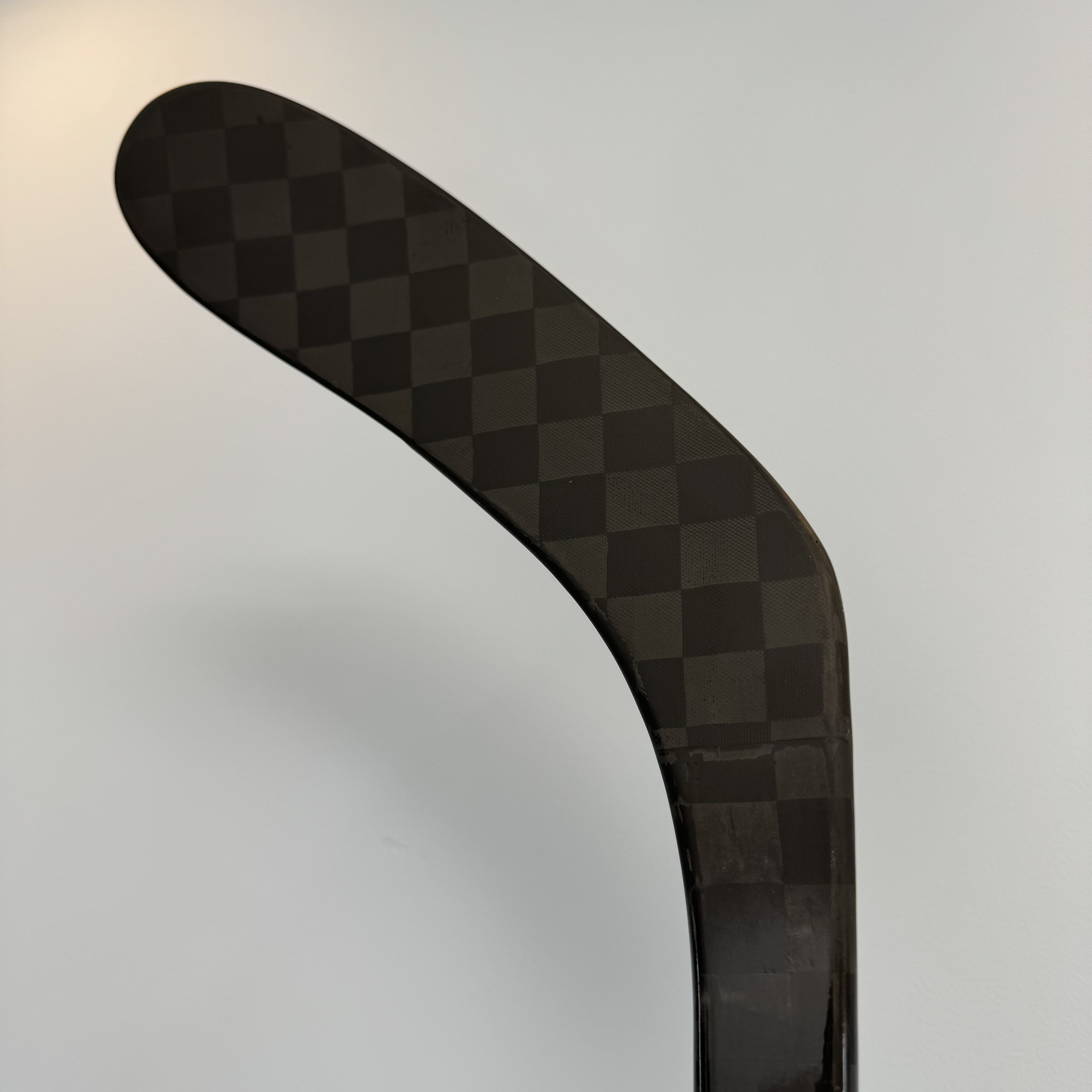 The Proto R white ICE HOCKEY STICK P28 also has 85 75 flex and weighs 350g It is a street hockey stick
