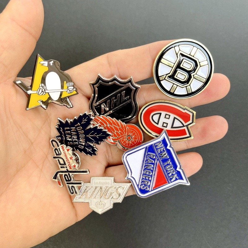 New Arrival Brooch pin Wholesale US Ice Hockey Team Polished Iron Collar Badge Pin Offset Printing Sports Souvenir pins for Caps