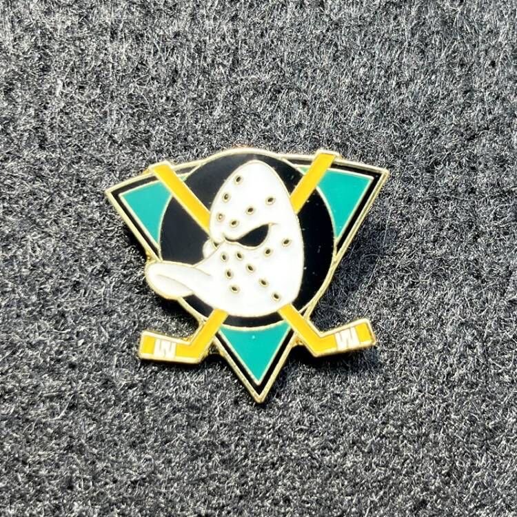 New Arrival Brooch pin Wholesale US Ice Hockey Team Polished Iron Collar Badge Pin Offset Printing Sports Souvenir pins for Caps