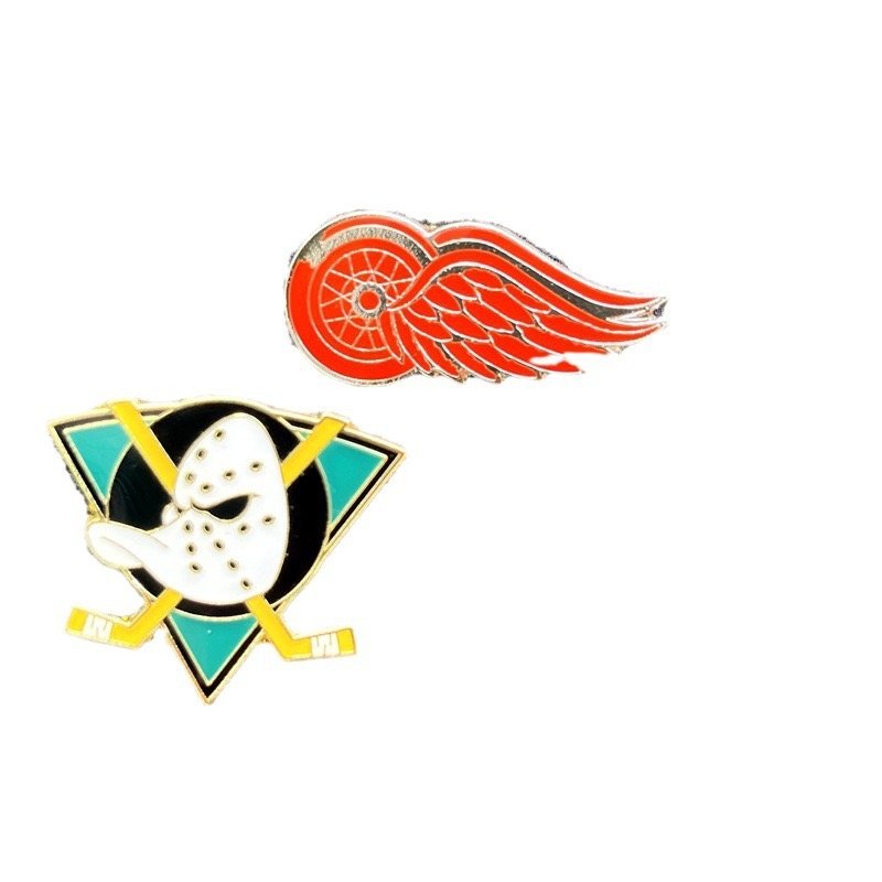 New Arrival Brooch pin Wholesale US Ice Hockey Team Polished Iron Collar Badge Pin Offset Printing Sports Souvenir pins for Caps