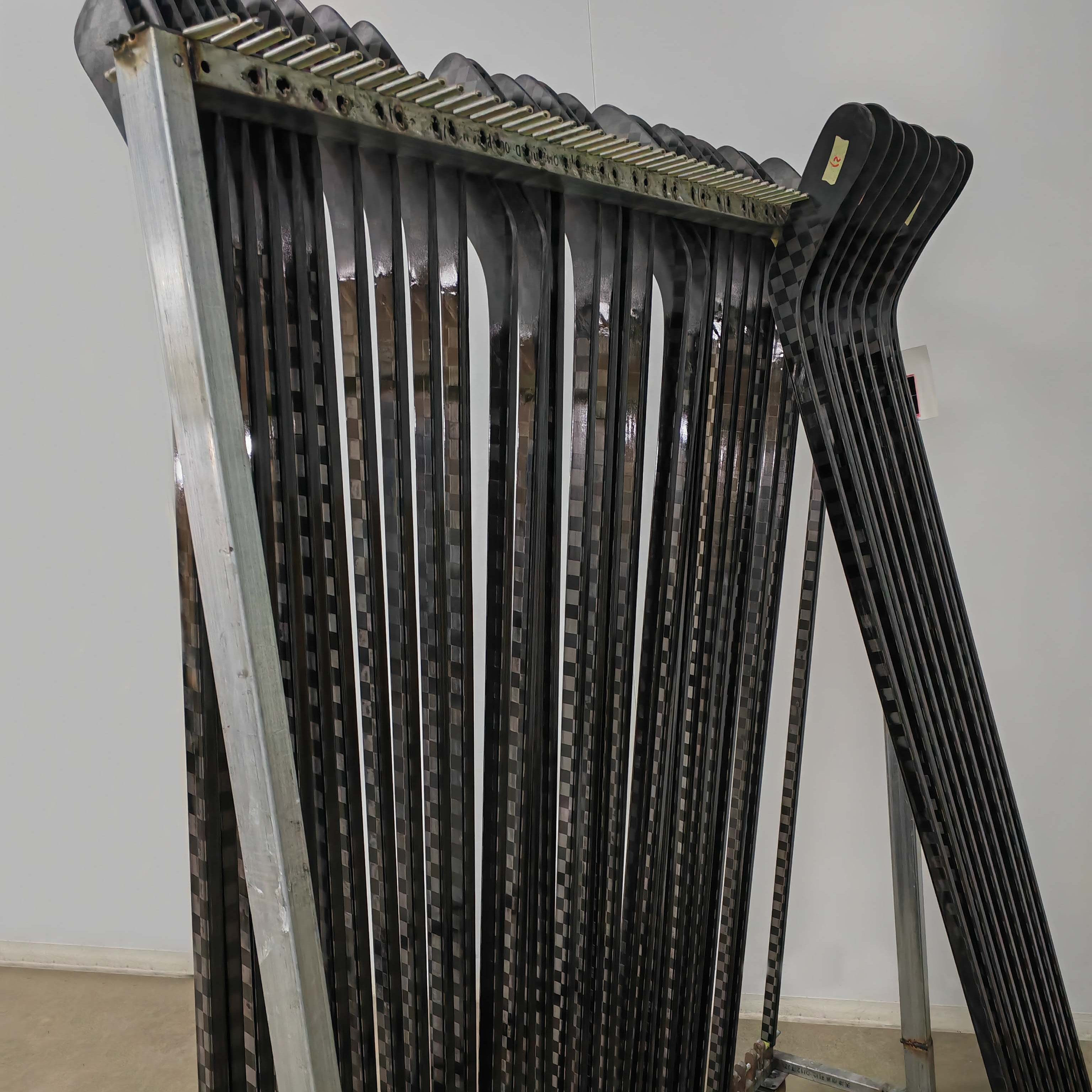 Poross Factory Produce OEM 360g/380g/400g 100% Carbon Fiber Middle Kick Ice Hockey Sticks For Professional Athletes