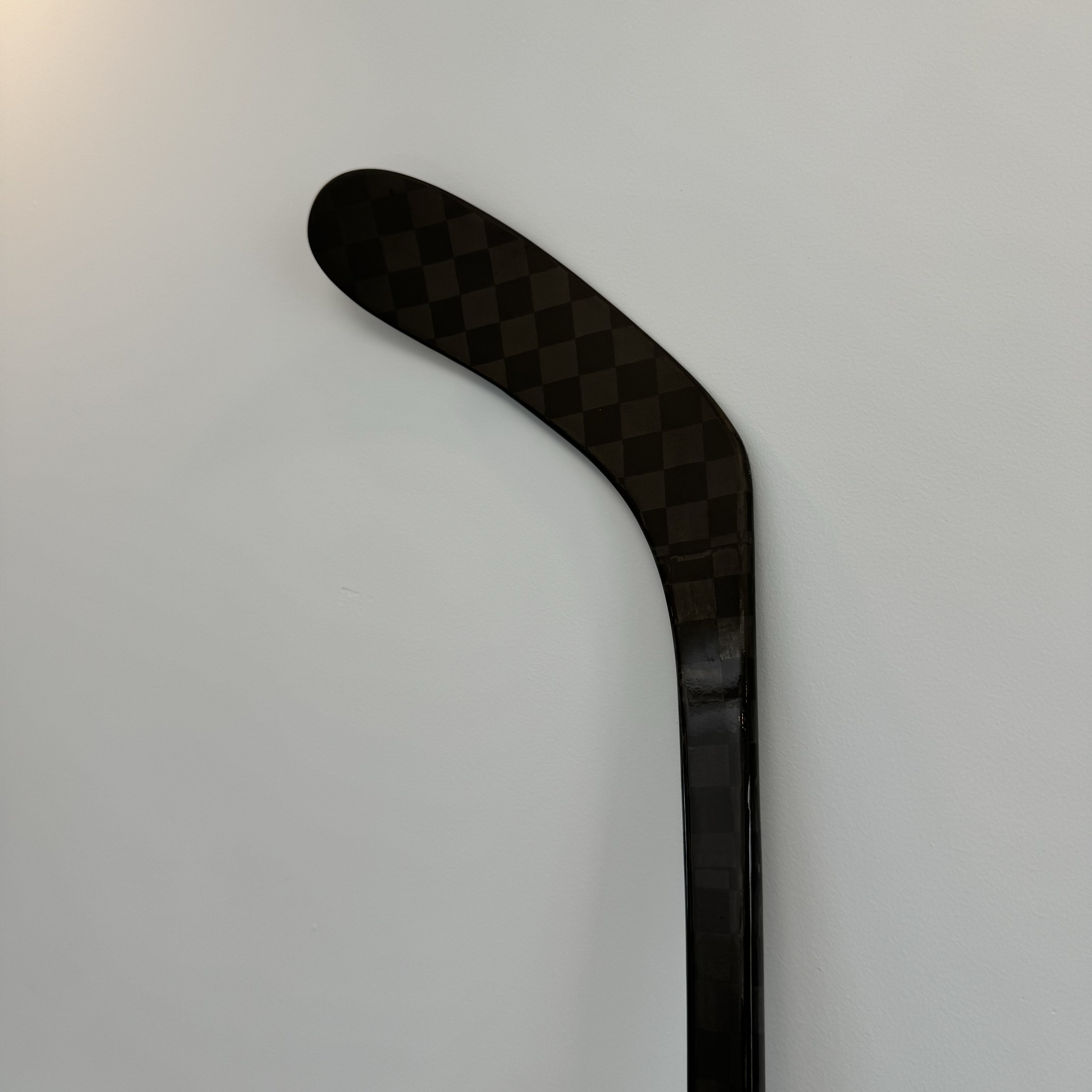 Advanced New Mold Tech Custom 100% Carbon Hockey Factory Pro Stock Custom Black Silk Carbon Ice Hockey SR Stick is a high