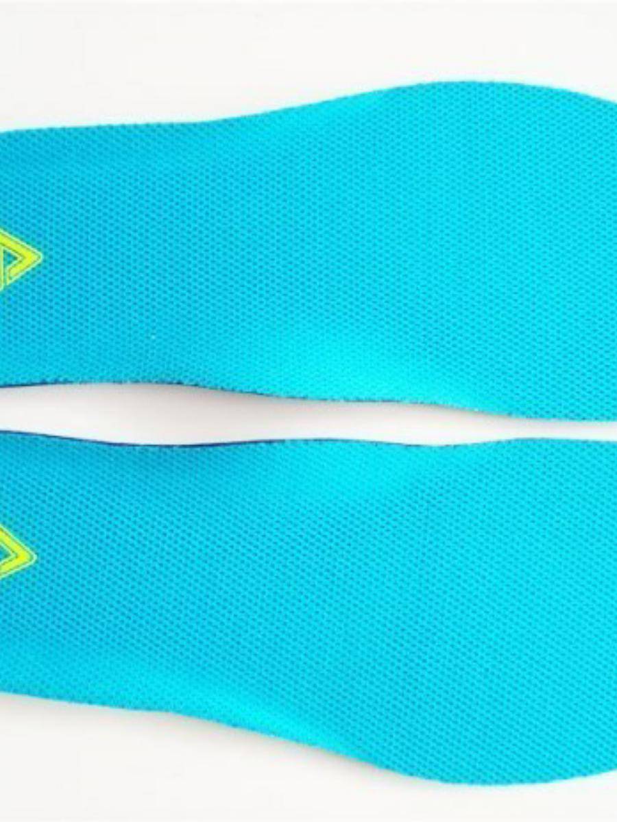 it's a great triangulation of a man and a woman who fit in a pek-pic shoe pad with a very big basketball shoe