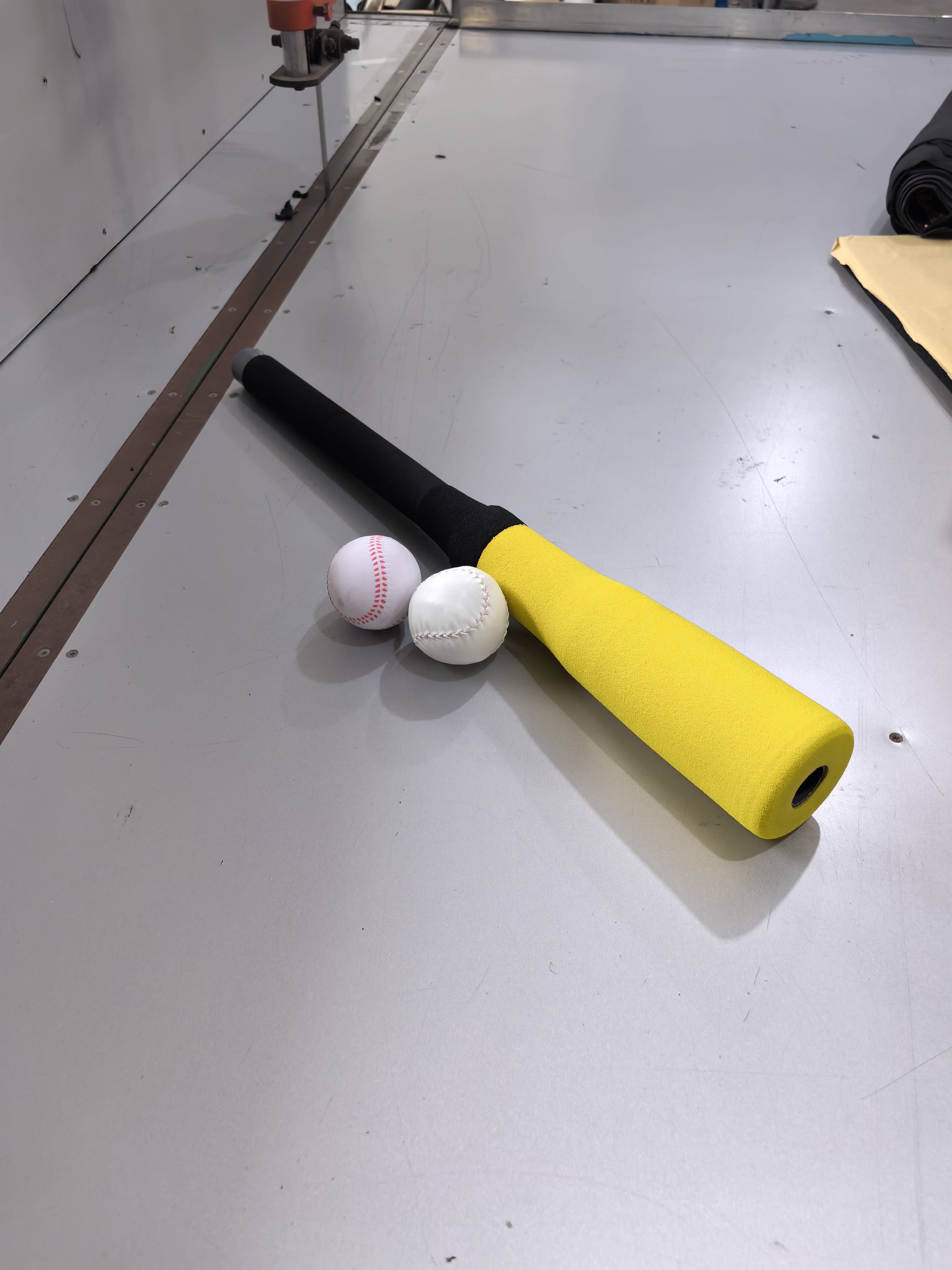 Yellow 70 cm long baseball stick to get 2 goals