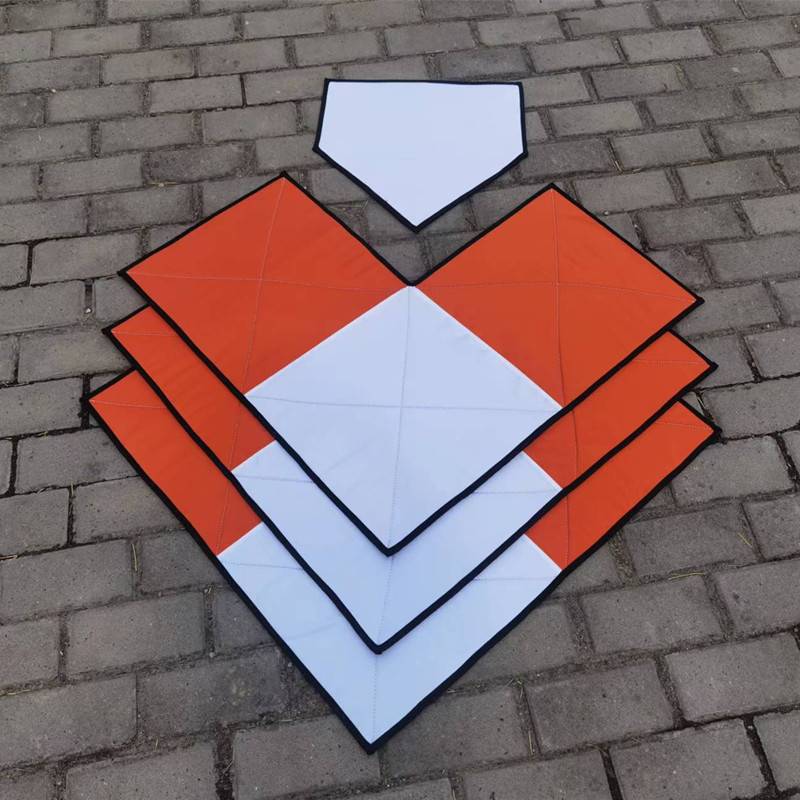 A two -color L -shaped base bag