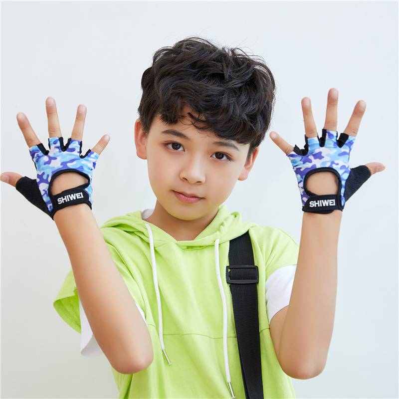 Children's sports glove anti -slip fitness single bars led body baseball cycling balance car climbing half finger to prevent cocoons