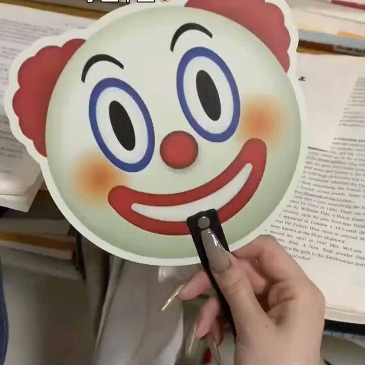 Internet celebrity fan leader Joker's top pillar clown mask fan student INS funny and hand -in -hand holding giant ugly fan