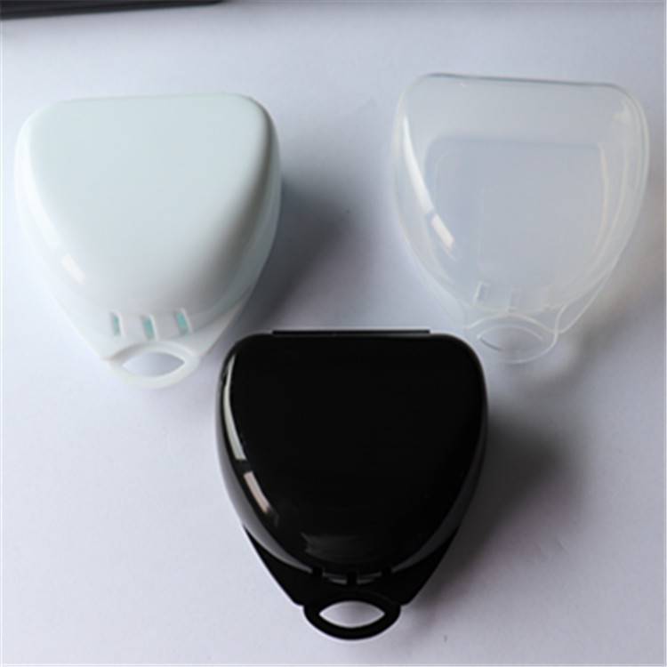 A SPORTS TOOTHBOX FOR YOUNG BOYS AND GIRLS, A FOOTBALL-BASKET WRAPPER FOR A PP-TRANSPARENT TOOTH PROTECTION BOX
