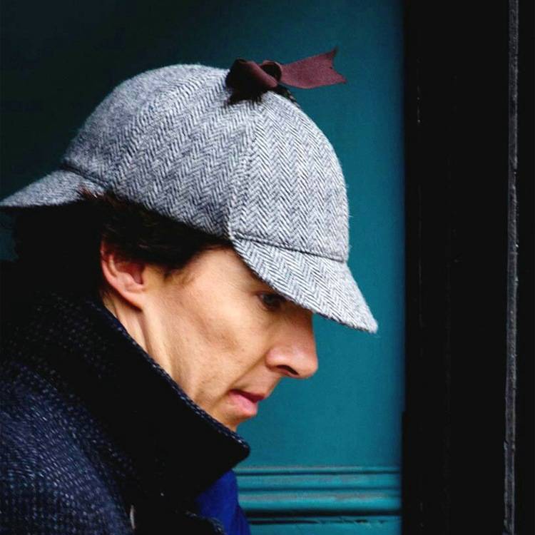 Cross-border heat-showing Sherlock's Holmes and his deer-hunt-and-fook detective hat