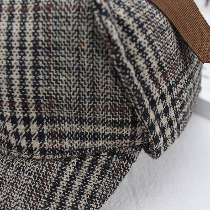 Cross-border heat-showing Sherlock's Holmes and his deer-hunt-and-fook detective hat