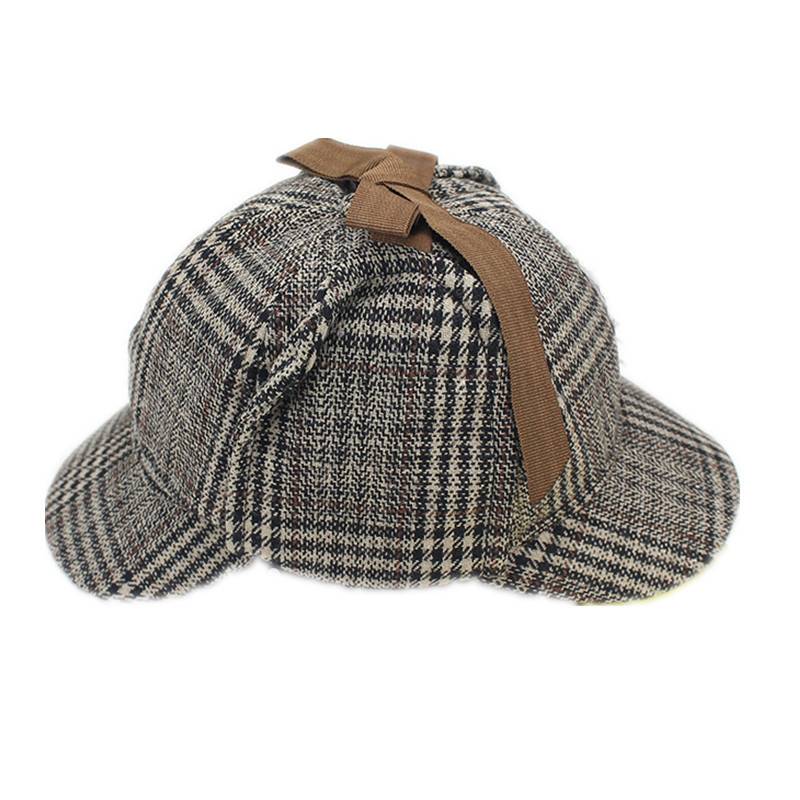 Cross-border heat-showing Sherlock's Holmes and his deer-hunt-and-fook detective hat