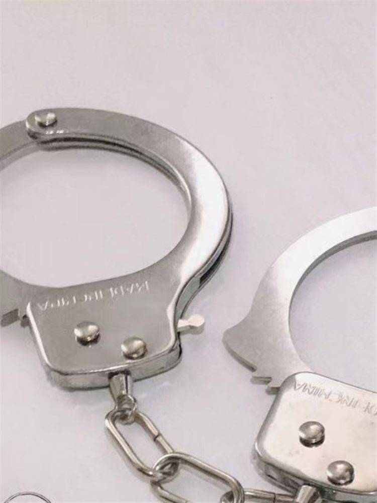 Handcuffs bracelets and children's toys scripts Killing room props stainless steel bracelet couple iron alloy foot torture