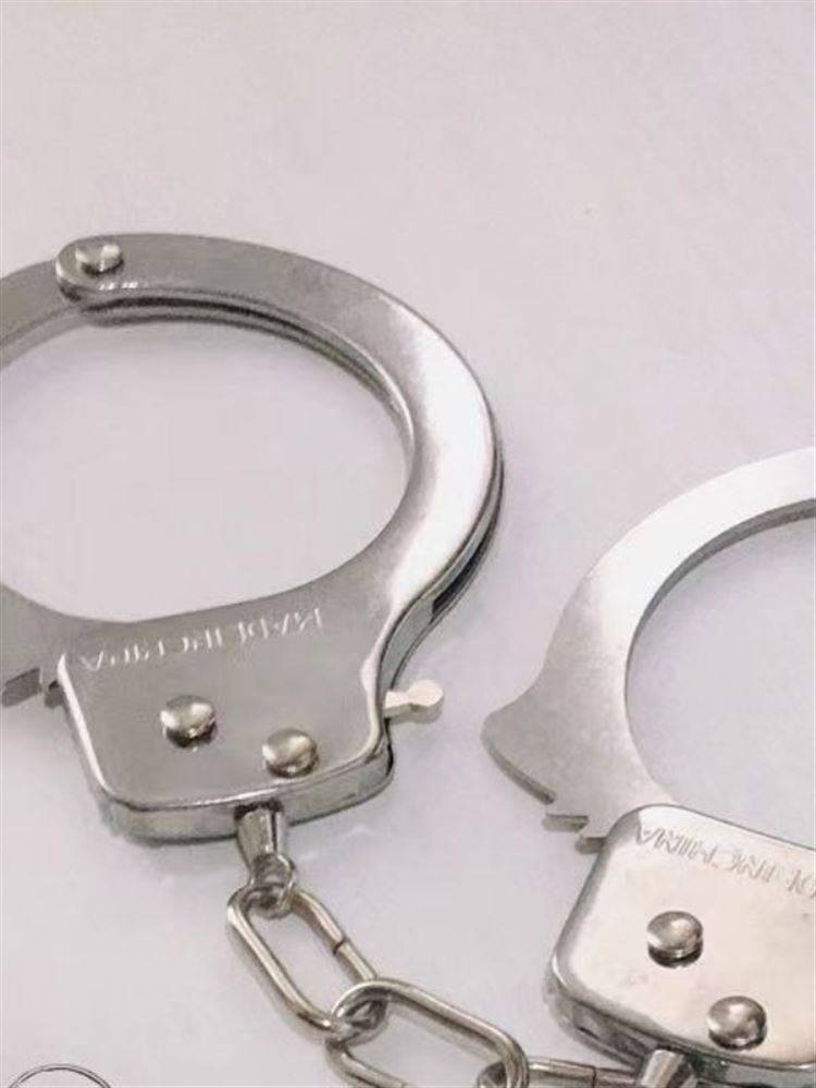 Handcuffs bracelets and children's toys scripts Killing room props stainless steel bracelet couple iron alloy foot torture