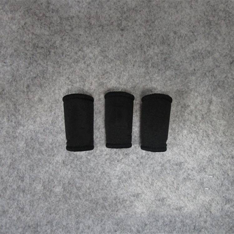 Tail fingers finger a set of 3 blacks