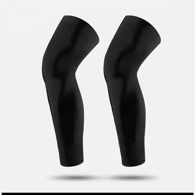 Scrambling leg-resistant men and women riding ice-swipe-sleeved basketball to support their knees outside, and ice-cold socks toes