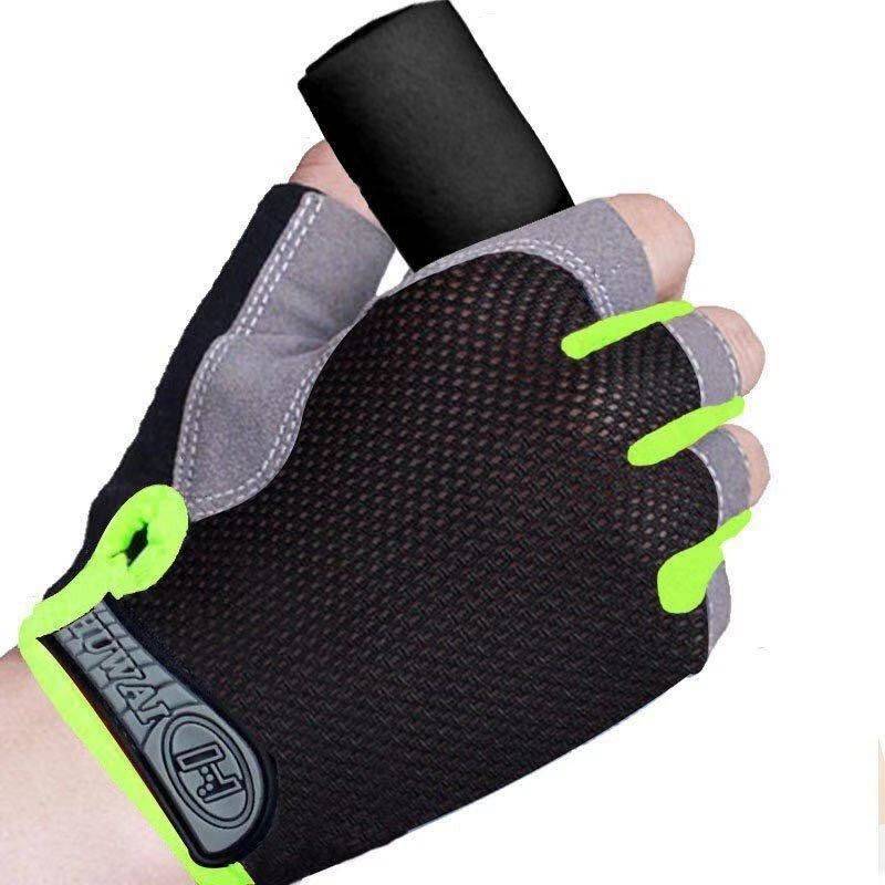 A cycling exercise is half a pair of gloves for a man's outdoor exercise