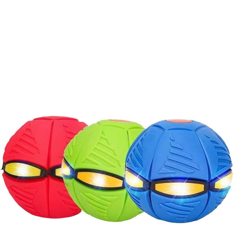 The magic flying saucer stepped on the ball and the deforming ball, the baby boy with the outdoors of the Bouncing Ball