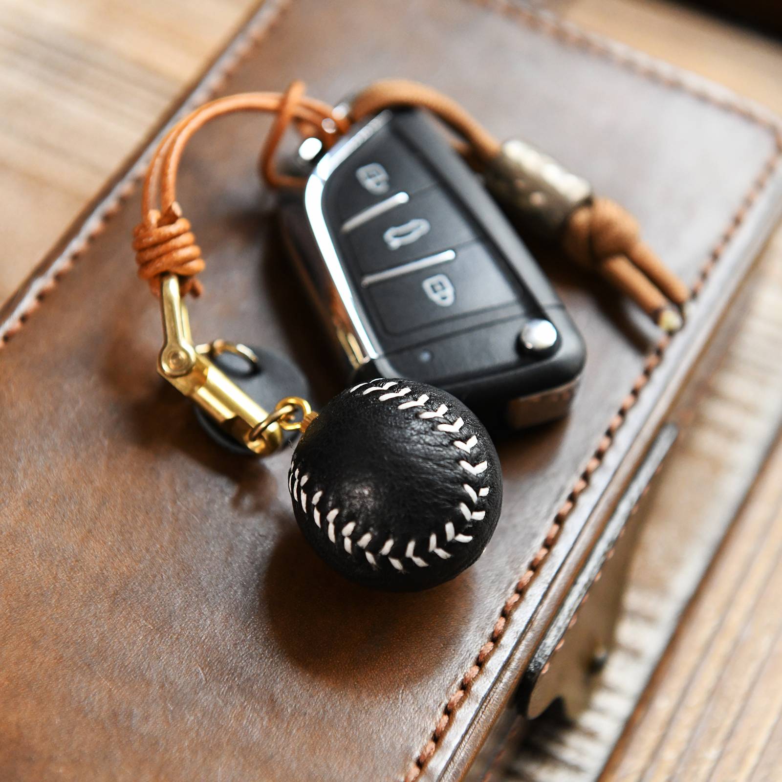Handmade cowhide small ball car key pendant leather baseball bag jewelry to send couple gifts with ball must be