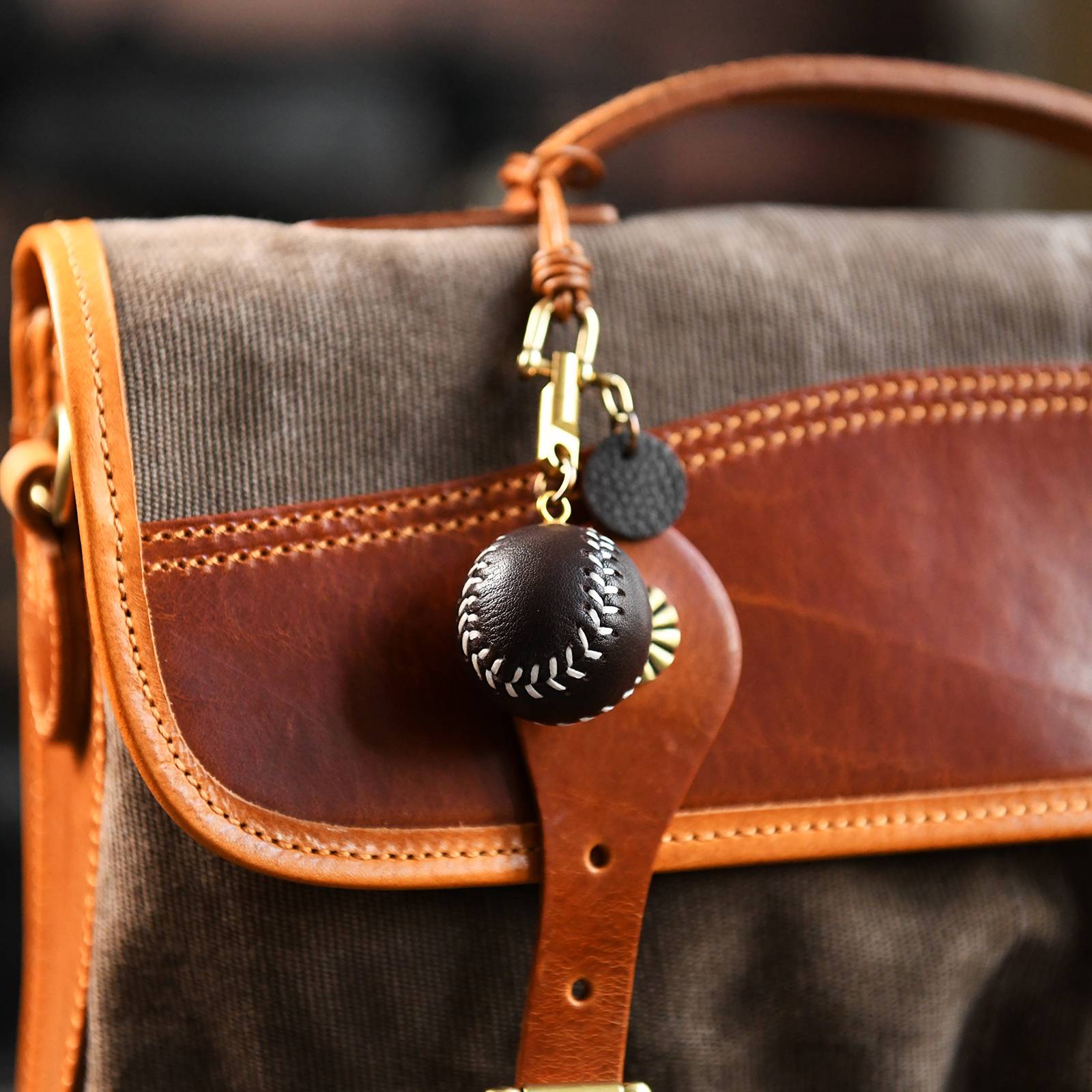 Handmade cowhide small ball car key pendant leather baseball bag jewelry to send couple gifts with ball must be