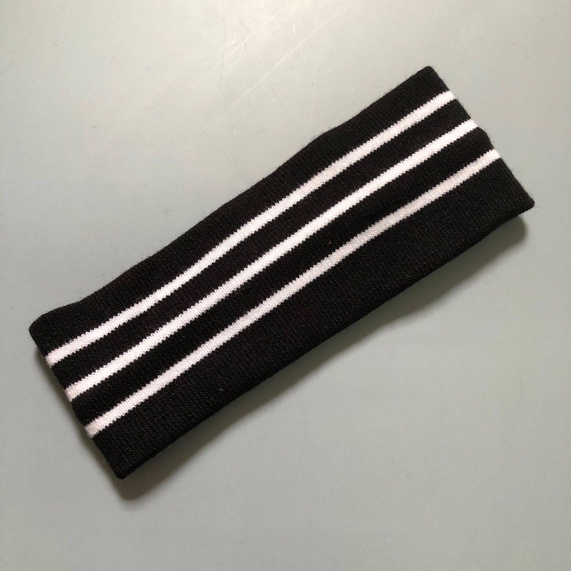 Black -bottomed white stripe