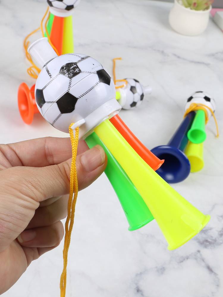 A little kindergarten gift from the soccer horn toy-blowing instrument movement to refuel for the Vive