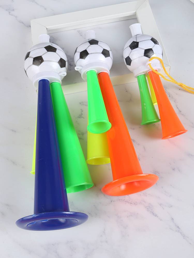 A little kindergarten gift from the soccer horn toy-blowing instrument movement to refuel for the Vive