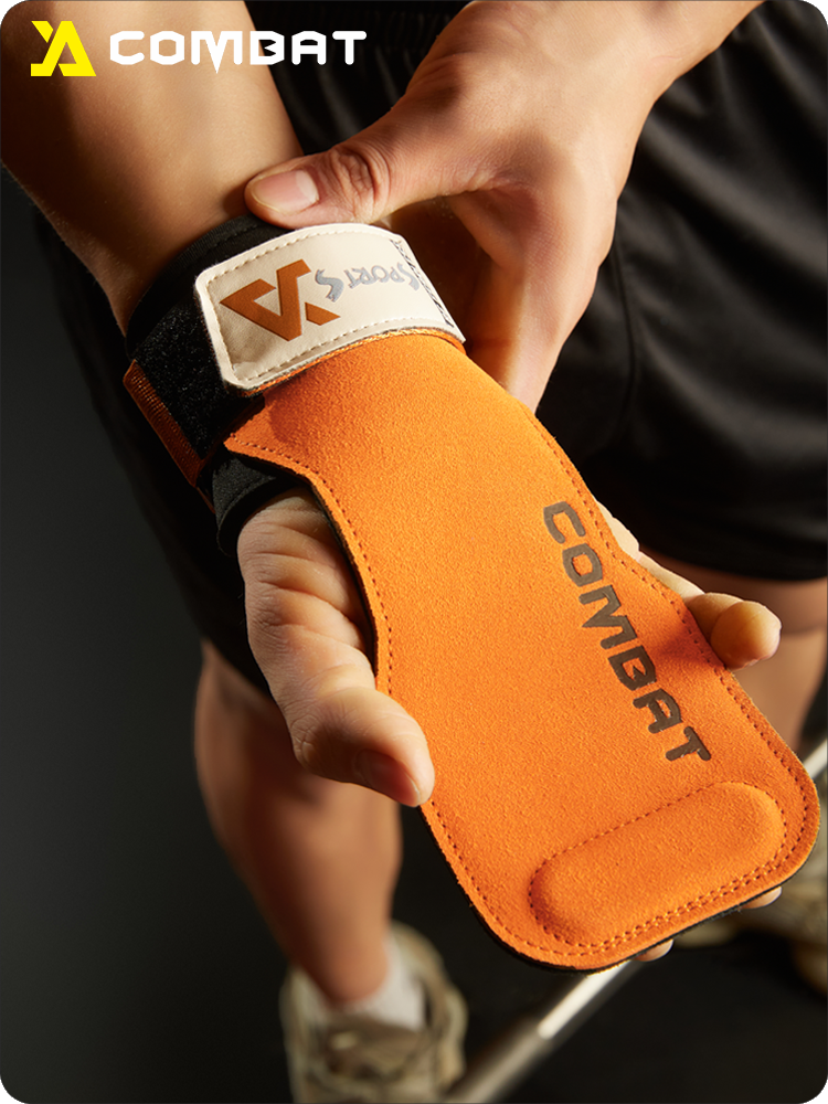 Yu Ao helps to pull hard cowhide fitness gloves.