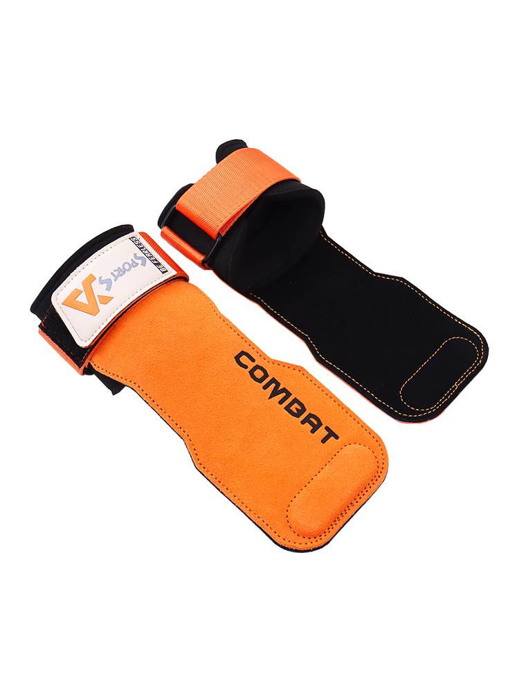Yu Ao helps to pull hard cowhide fitness gloves.