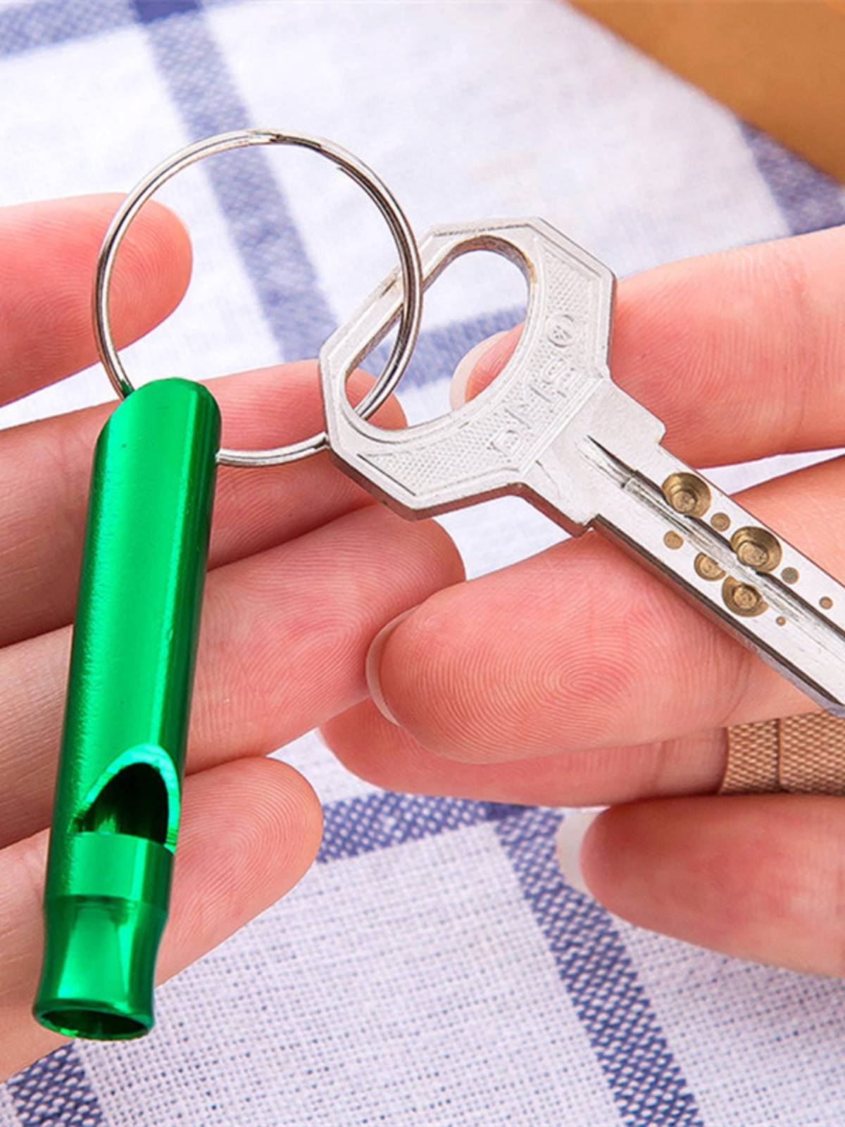Outdoor Wildlife Seeking Life Port keychain Tourism Portable Life Training Toning Referee Referendum Children's High -frequency whistle