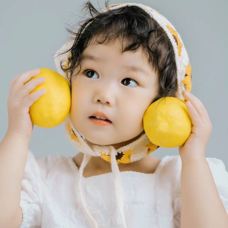 Zhao Zhao Yi, a little girl with a hand-knitted turban, took pictures of the baby with a hat