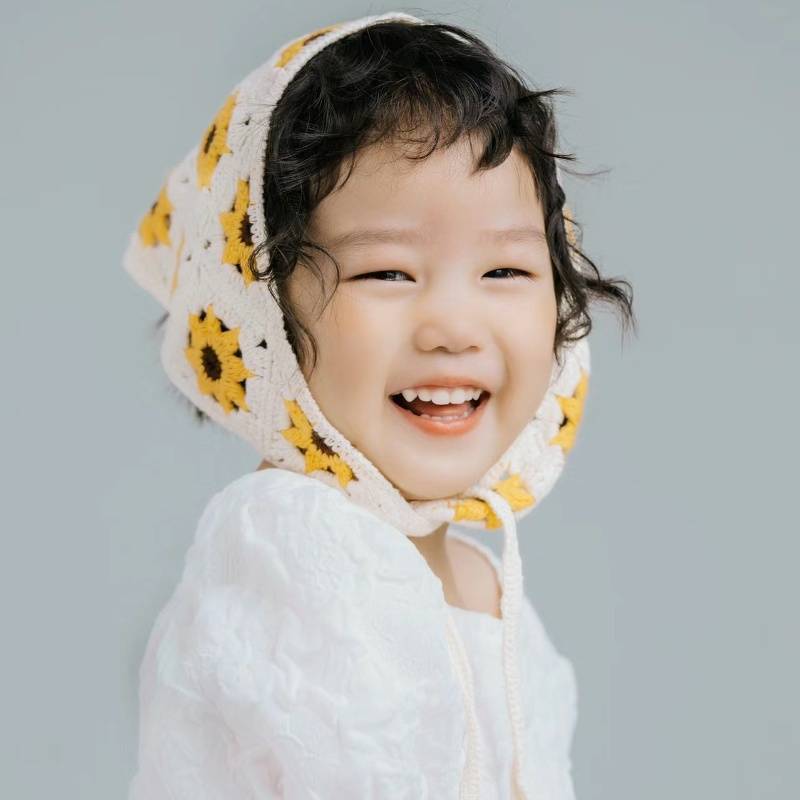 Zhao Zhao Yi, a little girl with a hand-knitted turban, took pictures of the baby with a hat
