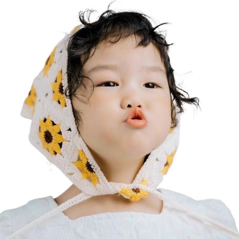 Zhao Zhao Yi, a little girl with a hand-knitted turban, took pictures of the baby with a hat