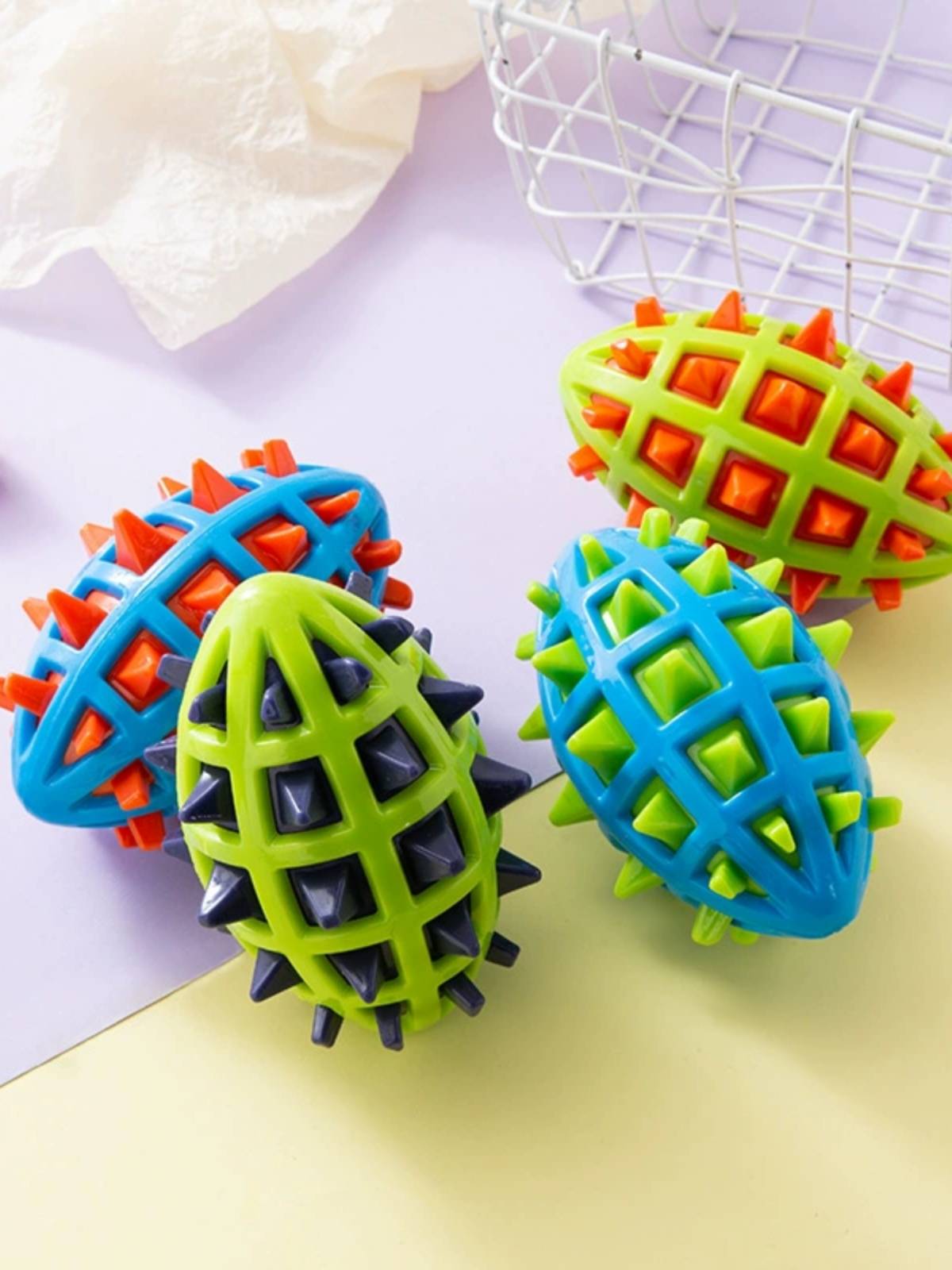 Pet supplies TPR pet toy dual -color rugby vocalized teeth dog toys cross -border new