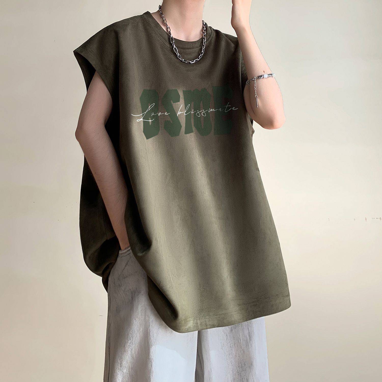 A T-SHIRT-FREE T-SHIRT WITH T-SHIRTS