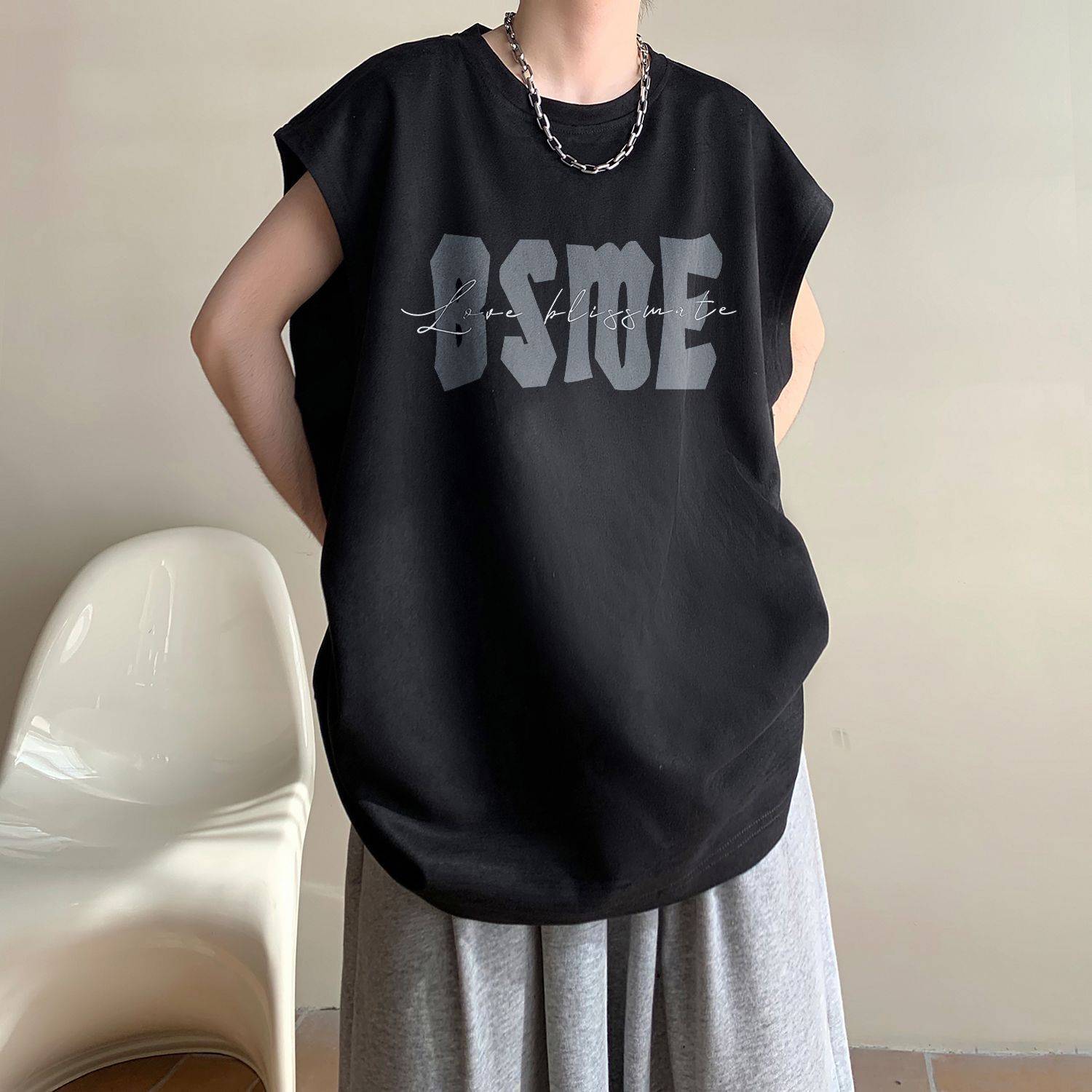 A T-SHIRT-FREE T-SHIRT WITH T-SHIRTS